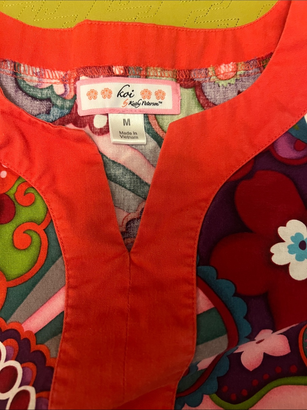 Women’s Orange/Red Multicolor Paisley Scrub Top - Picture 3 of 6
